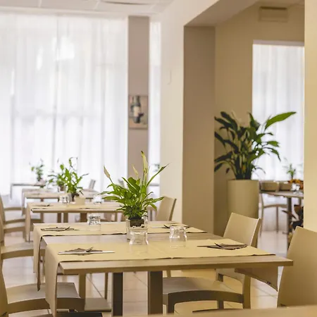 La Perla Hotel *