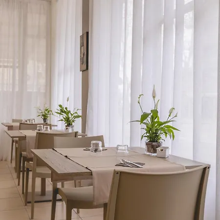 La Perla Hotel *